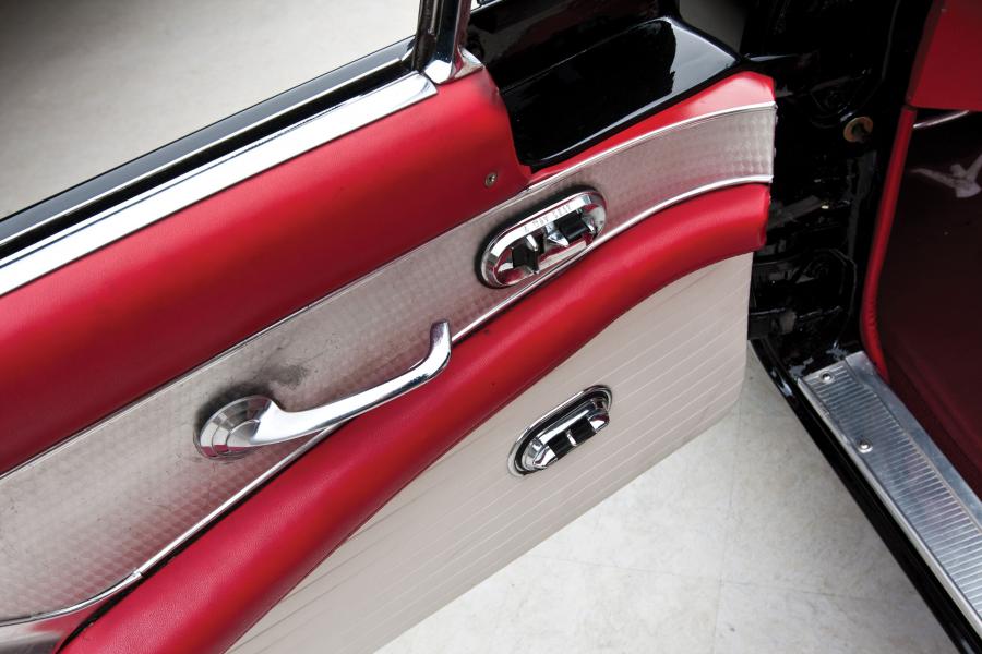 Детали интерьера Ford Thunderbird (P5/40) 1955 года  (фото 18 из 128)